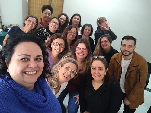 Equipe da Clínica Psico Self reunida, sorrindo para a foto