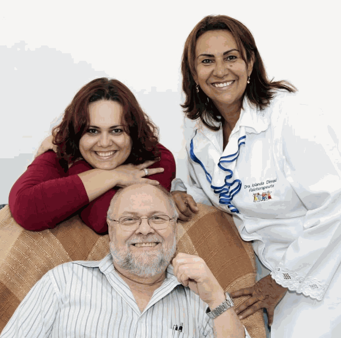 Wagner Mathias sentado, com Luciana e Iolanda ao lado, os três sorrindo