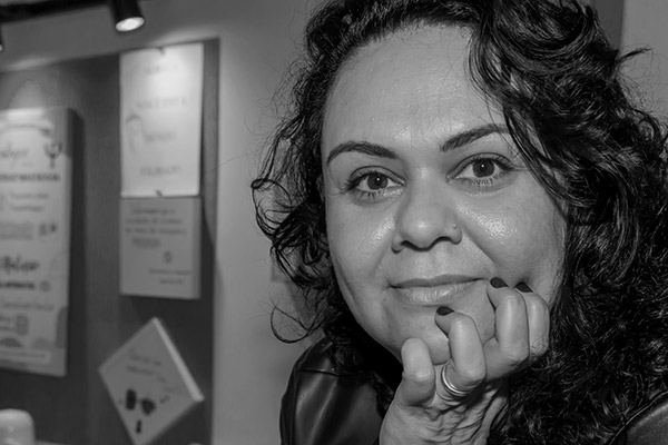 Retrato de Luciana Furtado em preto e branco, com a mão no queixo